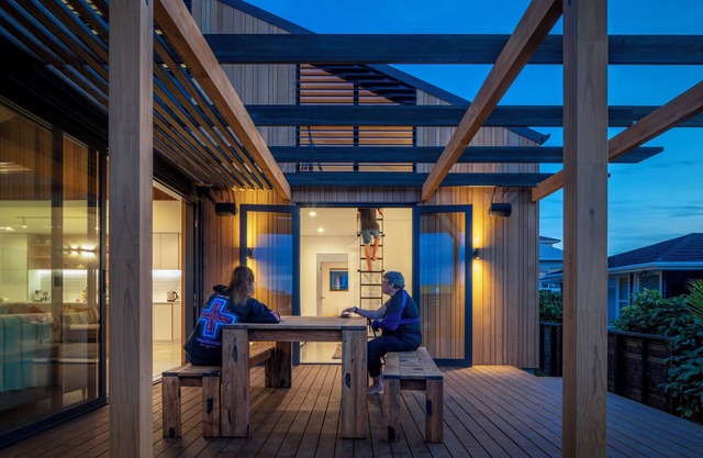 Twin Peaks Beach House - New Plymouth Holiday Home