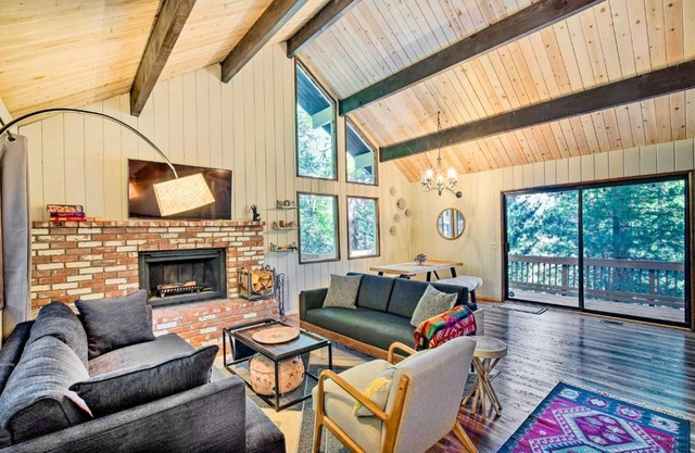 Twin Peaks Cabin Less Than 4 Mi to Lake Arrowhead!