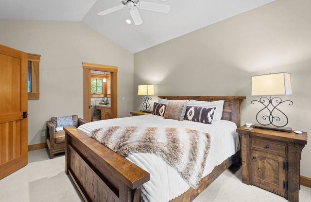 Twin Pine Retreat | Firepit, Garage & Hot Tub