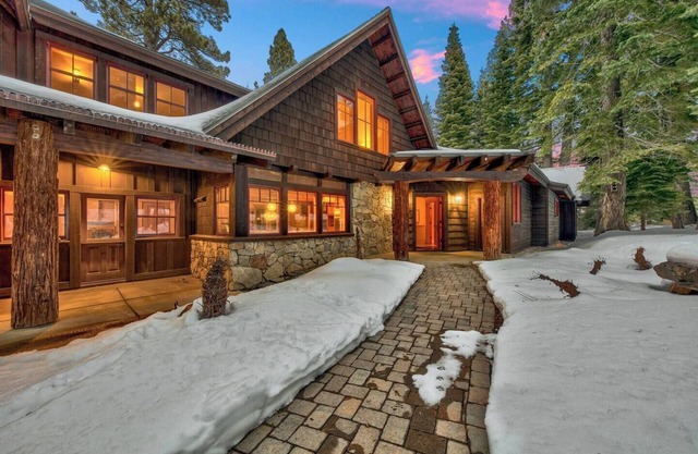 Twin Pine Retreat | Large Yard w/ Hot Tub