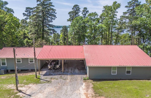 TWIN PINES - 6 Bedroom - 3 Bath - Houses
