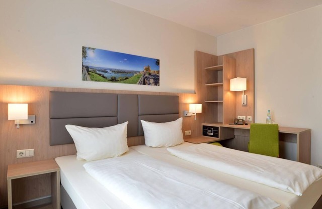 Twin room, shower, WC, separate beds - City-Hotel Kurfürst Balduin