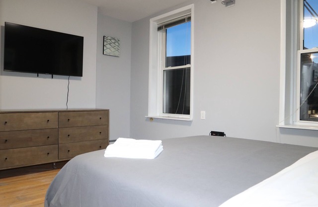 TwinCity 2 BR/1 BA Apt - Rainfall Shower!