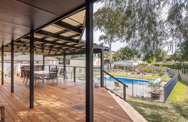 Two Bays Family Getaway Solar Pool