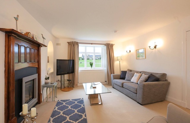 Two bed period cottage in Gullane sleeping up to 4 guests.
