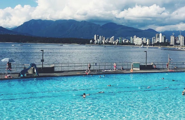 Two Bed with Huge Deck: Heart of Kits & 5 mins from Beach