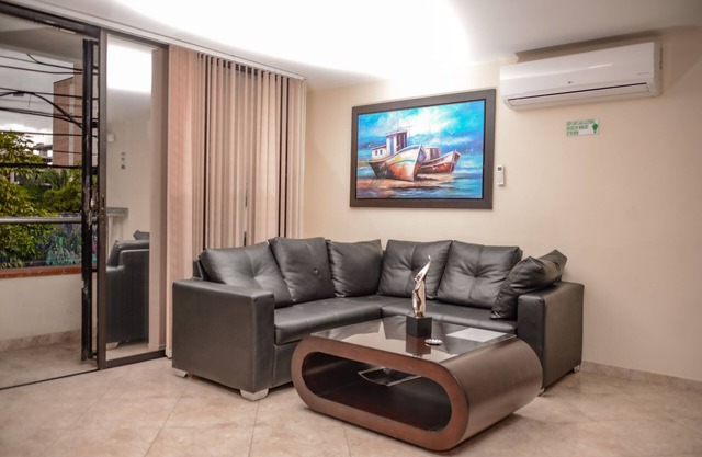 APT 201 Jacuzzi de dos habitaciones con aire acondicionado, balcón, cocina completa Parque Poblado Habitación grande