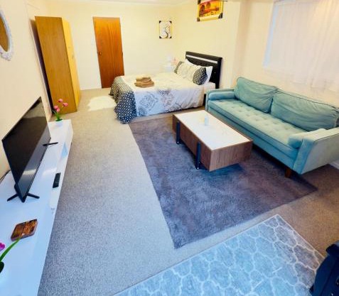 Two Bedroom Airport Flat Free Wi-Fi Parking Peaceful Stay