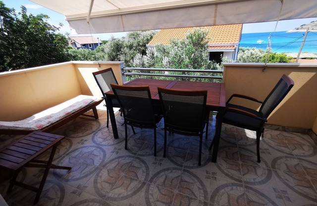 Apartamento para dos personas con terraza y vista al mar Drvenik Mali, Drvenik (A-16787-b)