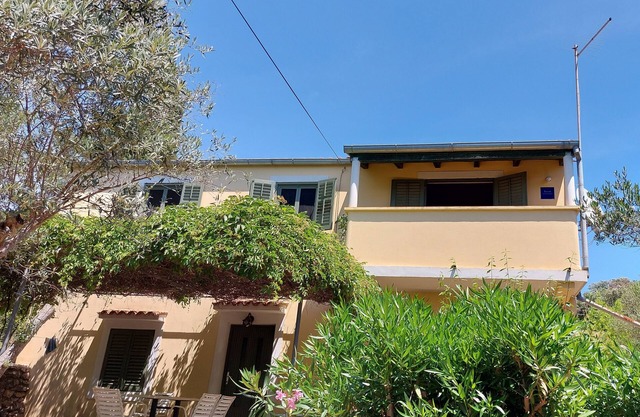 Apartamento para dos personas con balcón y vista al mar Bahía Pogana, Cres (A-21464-a)