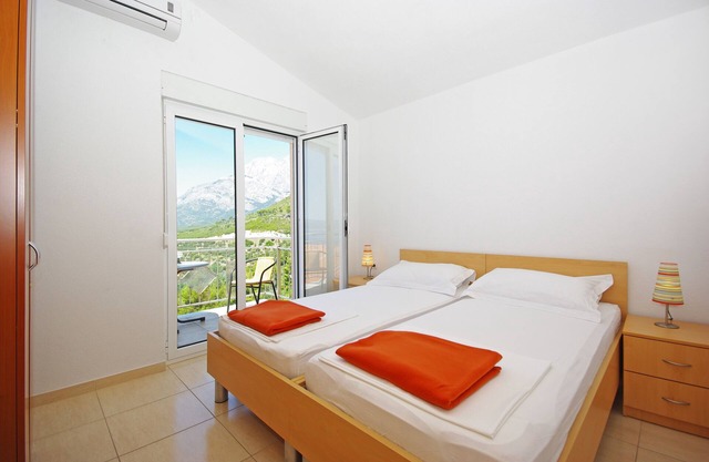 Apartamento para dos personas con balcón y vista al mar Krvavica, Makarska (A-18911-c)