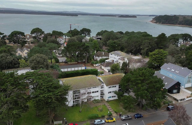 Two bedroom apartment with balcony dog friendly