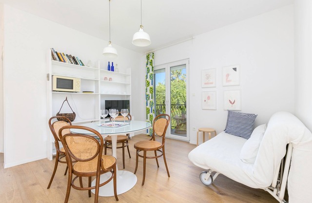 Apartamento para dos personas con un balcon Zrnovnica, Split (A-24236-a)