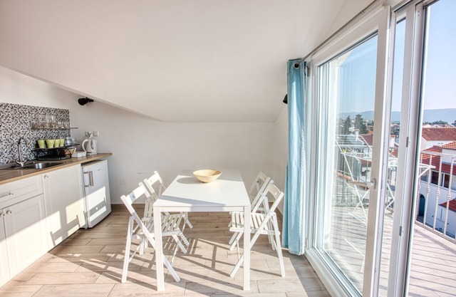 Apartamento para dos personas en la playa Zaboric, Sibenik (A-20082-i)