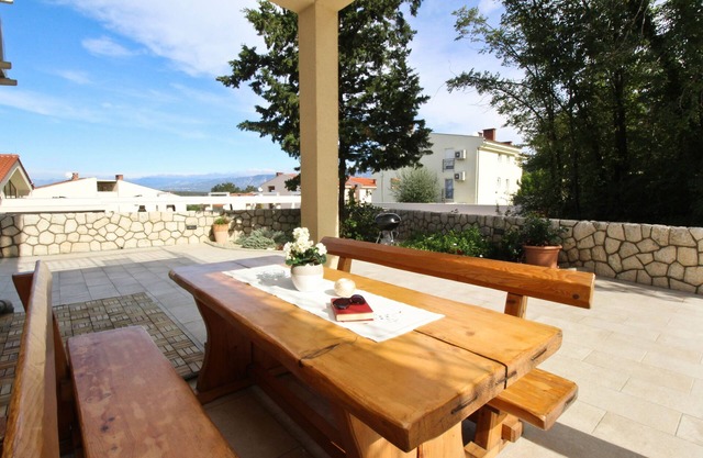 Apartamento para dos personas con una terraza Soline, Krk (A-19198-a)
