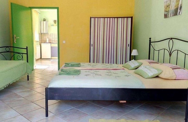Apartamento para dos personas con una terraza Cizici, Krk (A-22430-a)