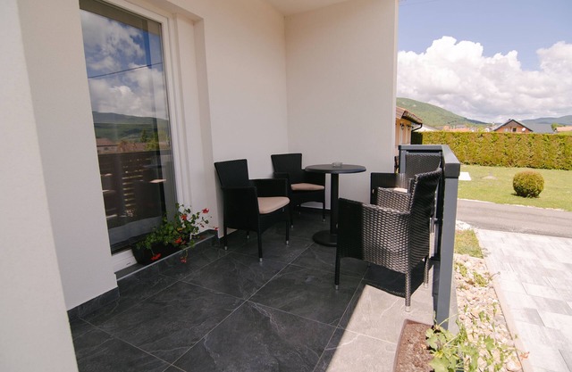Apartamento para dos personas con una terraza Korenica, Plitvice (A-24421-a)