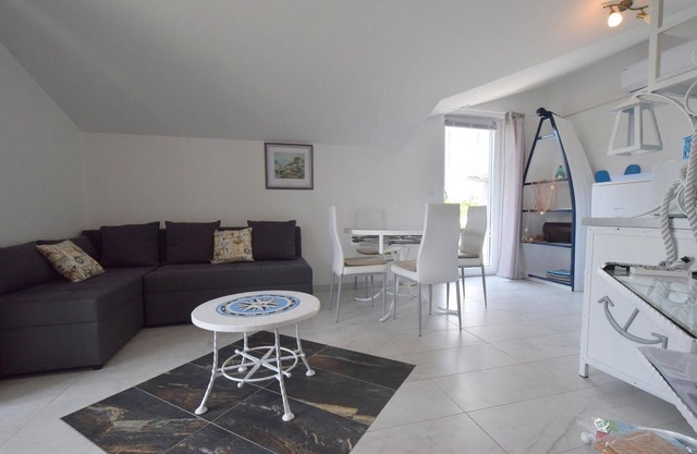 Apartamento para dos personas con un balcon Gabonjin, Krk (A-19413-b)