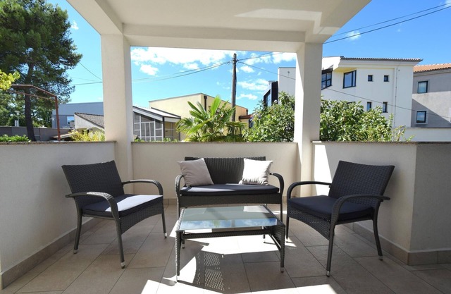 Apartamento para dos personas con una terraza Malinska, Krk (A-20381-a)