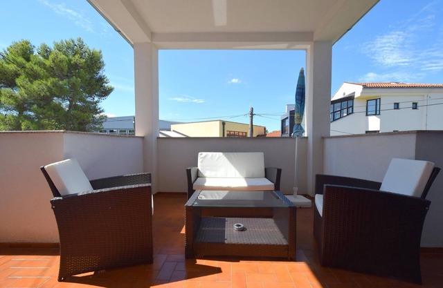 Apartamento para dos personas con una terraza Malinska, Krk (A-20381-b)