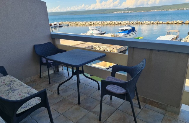 Apartamento para dos personas con terraza y vista al mar Nevidane, Pasman (A-8453-b)