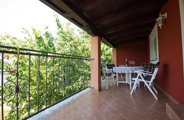 Apartamento para dos personas con una terraza Fiorini, Novigrad (A-6926-a)