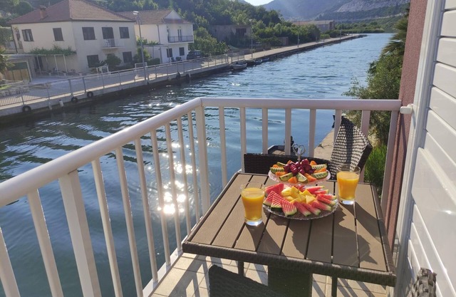 Apartamento para dos personas con un balcon Rogotin, Usce Neretve (A-23141-a)
