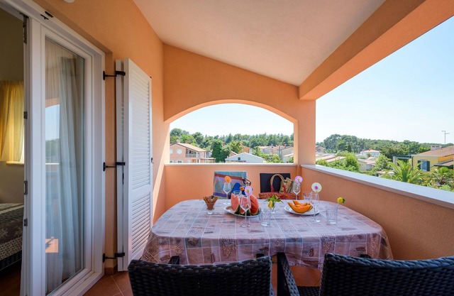 Apartamento para dos personas con una terraza Basanija, Umag (A-3402-f)