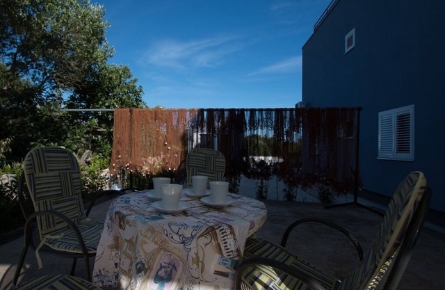 Apartamento para dos personas con una terraza Verunic, Dugi otok (A-14286-a)