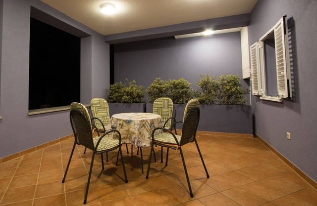 Apartamento para dos personas con terraza y vista al mar Verunic, Dugi otok (A-14286-b)