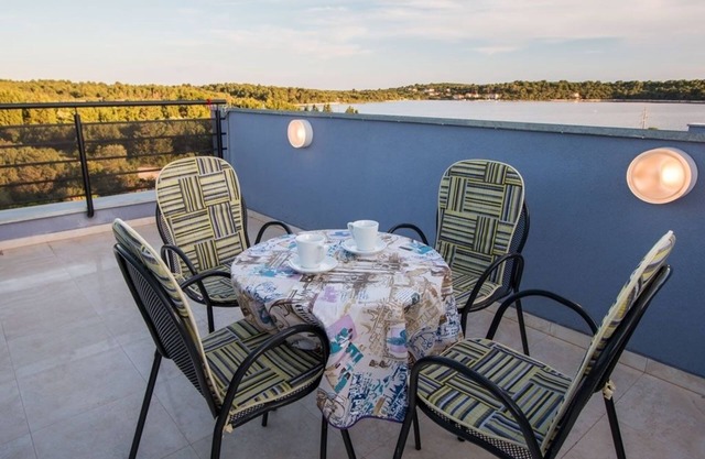 Apartamento para dos personas con terraza y vista al mar Verunic, Dugi otok (A-14286-c)