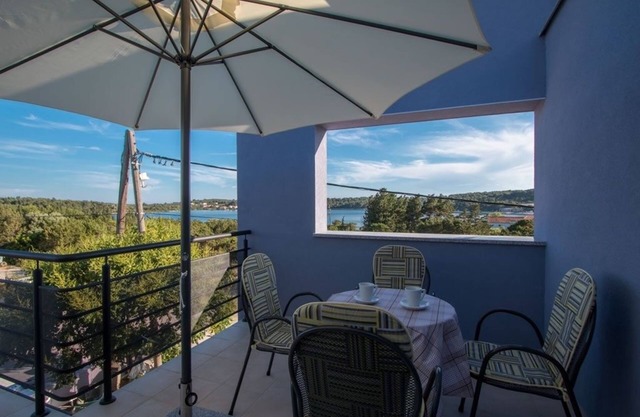 Apartamento para dos personas con terraza y vista al mar Verunic, Dugi otok (A-14286-d)