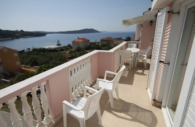 Apartamento para dos personas con terraza y vista al mar Bahía Soline, Dugi otok (A-448-h)