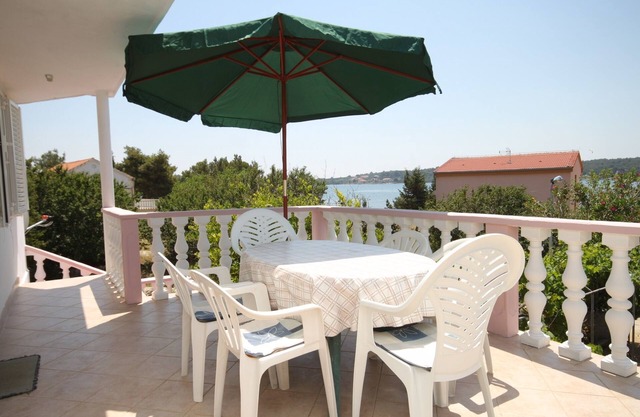 Apartamento para dos personas con terraza y vista al mar Verunic, Dugi otok (A-8104-a)