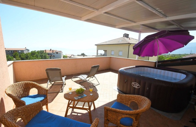 Apartamento para dos personas con terraza y vista al mar Rijeka (A-23345-a)