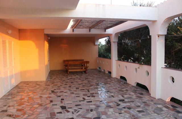 Apartamento para dos personas con terraza y vista al mar Kustici, Pag (A-6287-e)