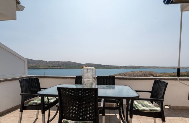 Apartamento para dos personas con terraza y vista al mar Zubovici, Pag (A-9365-b)