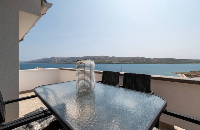 Apartamento para dos personas con terraza y vista al mar Zubovici, Pag (A-9365-a)