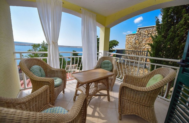 Apartamento para dos personas con terraza y vista al mar Vidalici, Pag (A-9393-a)