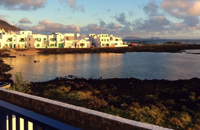 Apartamento de dos dormitorios en Orzola en primera línea de mar con terraza
