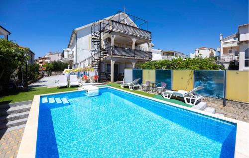 Two-Bedroom Apartment In Okrug Gornji