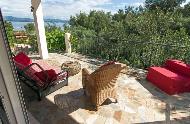 Apartamento para dos personas en la playa Bahía Donja Krušica, Solta (A-12418-a)
