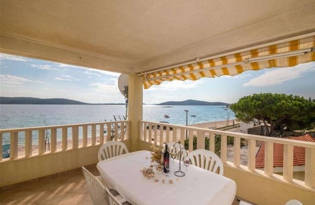 Apartamento para dos personas en la playa Sevid, Trogir (A-12671-a)