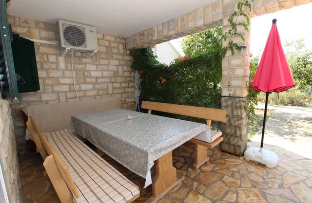 Apartamento para dos personas en la playa Mandre, Pag (A-4084-b)
