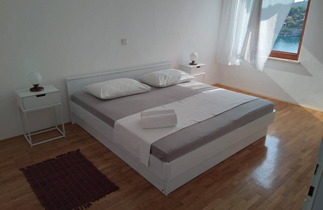 Apartamento para dos personas en la playa Puntinak, Brac (A-12255-a)