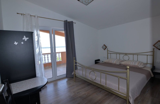Apartamento para dos personas en la playa Tkon, Pasman (A-16589-b)