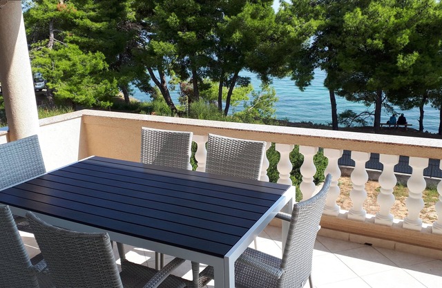 Apartamento para dos personas en la playa Tkon, Pasman (A-8454-a)