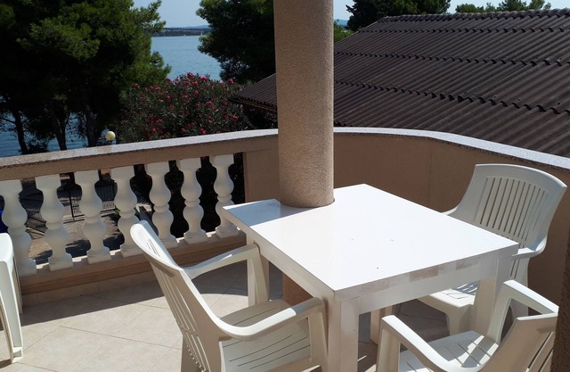 Apartamento para dos personas en la playa Tkon, Pasman (A-8454-b)
