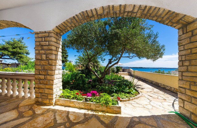 Apartamento para dos personas en la playa Tkon, Pasman (A-12346-a)