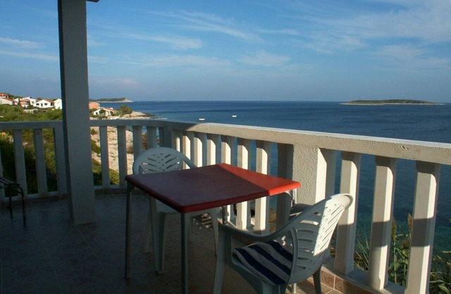 Apartamento para dos personas en la playa Milna, Vis (A-3036-b)